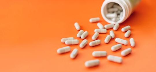 Siarczan chondroityny w postaci suplementu diety w kapsułkach.