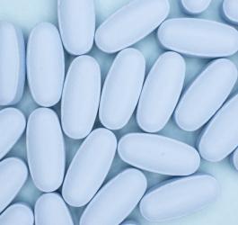 Błękitne tabletki zawierające sildenafil.