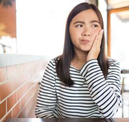 Skąd się biorą afty? Przyczyny i leczenie