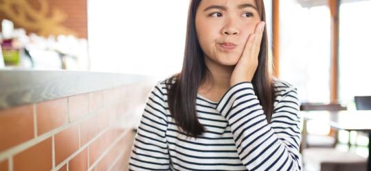 Skąd się biorą afty? Przyczyny i leczenie