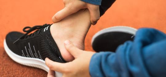 Kobieta skręciła kostkę podczas aktywności fizycznej.