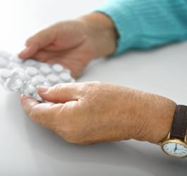 Starsza osoba zażywa statyny.