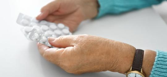 Starsza osoba zażywa statyny.