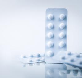 Blistry z tabletkami na jasnym tle.