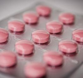 Srebrny blister zawierający różowe tabletki.