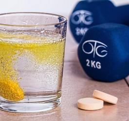 Suplement diety w tabletkach rozpuszcza się w szklance wody.