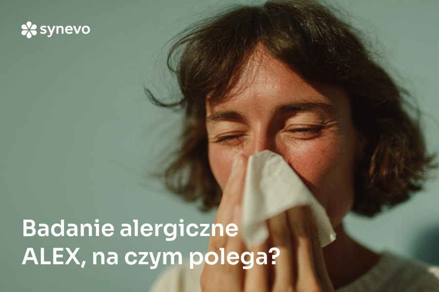 Kobieta choruje na alergię, wydmuchuje nos.