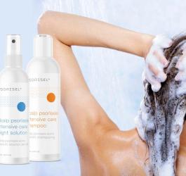 Kobieta myje włosy pod prysznicem. Obok prezentacja produktów do pielęgnacji włosów Psorisel.