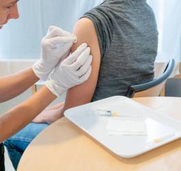 Pacjent podczas szczepienia nieobowiązkowego.