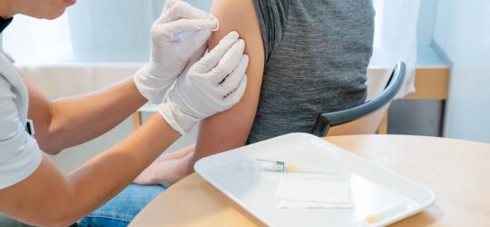 Pacjent podczas szczepienia nieobowiązkowego.