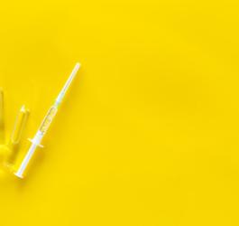 Fiolki ze szczepionkami oraz strzykawka do wykonania szczepień ochronnych.