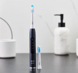 Szczoteczka soniczna marki Braun Oral-B.