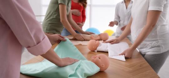 Przyszłe mamy uczestniczące w zajęciach w szkole rodzenia.