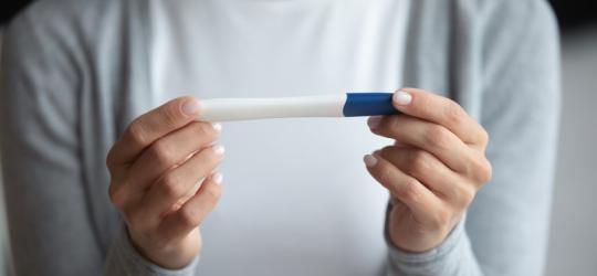 Kobieta sprawa wynik testu owulacyjnego.