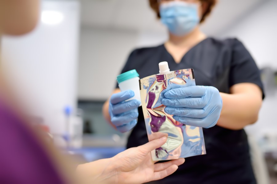 Pielęgniarka podaje pacjentowi test ureazowy na Helicobacter pylori.