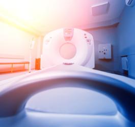 Tomograf komputerowy z perspektywy pacjenta leżącego na stole tomografu.