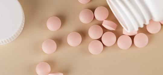 Tryptany (leki na migrenę) rozsypane na neutralnym tle.