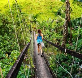 Kobieta podczas wędrówki w dżungli.