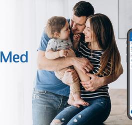 Rodzice z dzieckiem. Obok logotyp VisiMed oraz podgląd samej aplikacji.