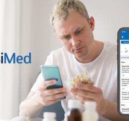 Mężczyzna korzysta z telefonu. Obok smartfon z aplikacją VisiMed i logotyp.