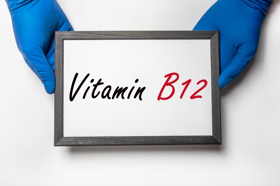 Osoba w rękawiczkach trzyma w dłoniach tabliczkę z napisem 