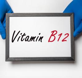 Osoba w rękawiczkach trzyma w dłoniach tabliczkę z napisem