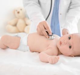 Niemowlę jest badane stetoskopem przez pediatrę.