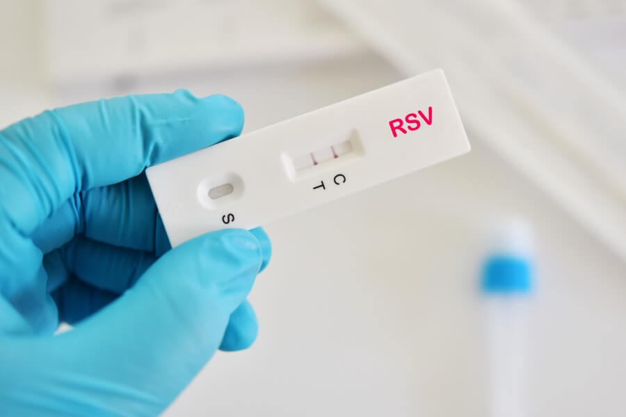 Diagnosta trzyma w dłoni test na wirusa RSV.