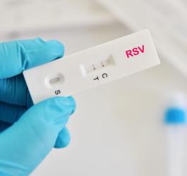 Diagnosta trzyma w dłoni test na wirusa RSV.