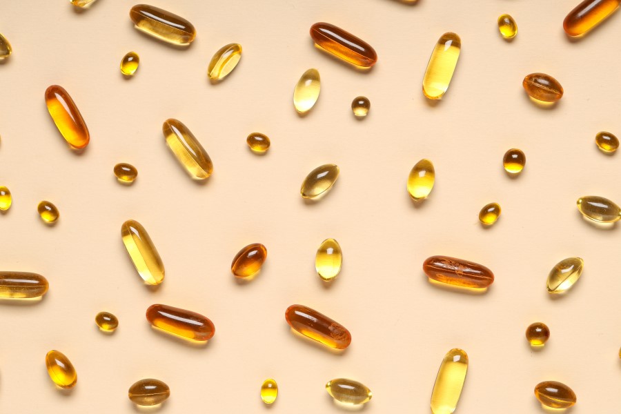 Kapsułki zawierające witaminy ADEK.