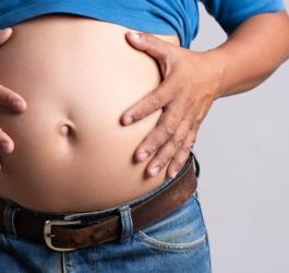 Mężczyzna z widocznym wodobrzuszem.