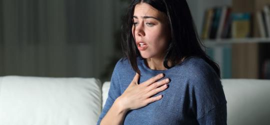 Przerażona kobieta może doświadczać wstrząsu anafilaktycznego.