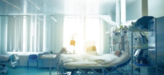 Pacjent leży na łóżku szpitalnym. Sepsa i wstrząs septyczny wymagają hospitalizacji.