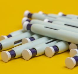 Wstrzykiwacze na żółtym tle.