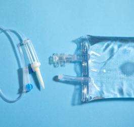 Kroplówka z solą fizjologiczną.