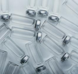 Szklane fiolki wypełnione lekiem w postaci płynnej, przeznaczonej do wstrzykiwań.