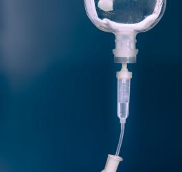 Kroplówka szpitalna na ciemnym tle.