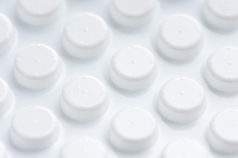 Tabletki w białym blistrze.