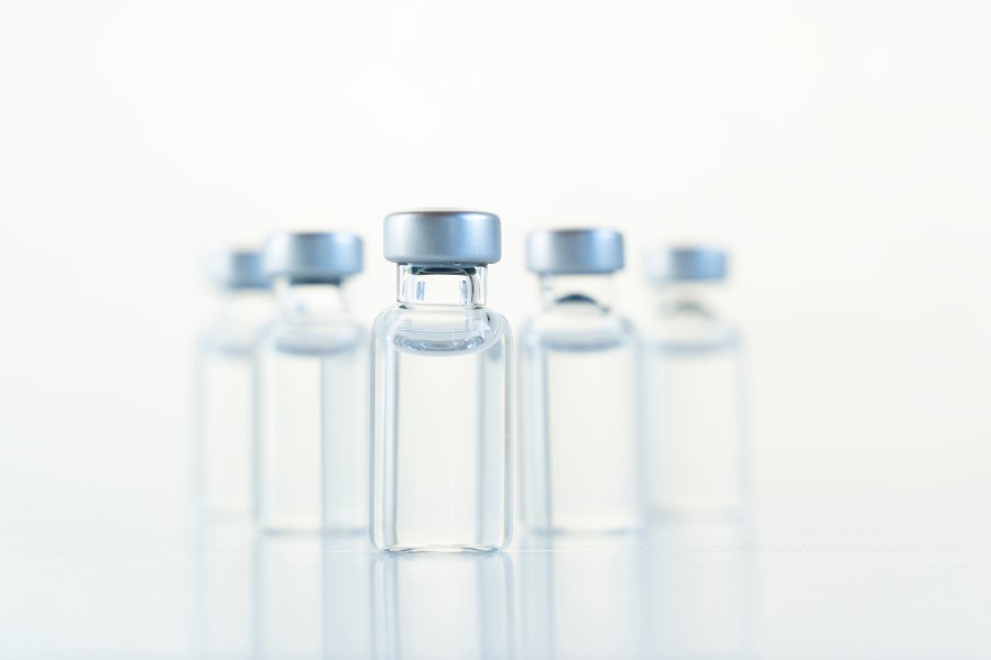 Szklane fiolki z lekiem.