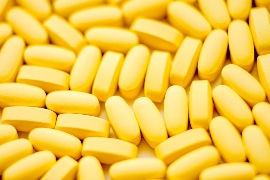 Żółte kapsułki twarde.