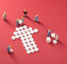 Postacie układają tabletki w kształt strzałki wskazującej na wzrost sprzedaży leków.