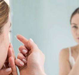 zakładanie soczewek