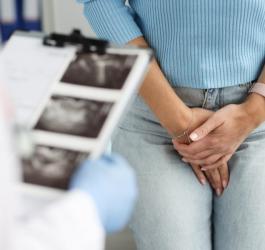 Kobieta z zapaleniem cewki moczowej podczas wizyty u lekarza.