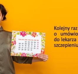 Żółte tło. Zszokowana kobieta trzyma w dłoni kalendarz. W roku logotyp aplikacji VisiMed.