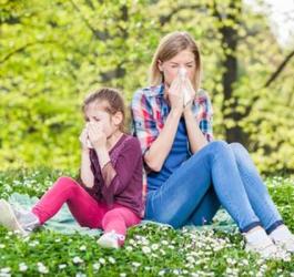 dwie kobiety na łące z alergią