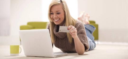 telemedycyna uśmiechnięta kobieta