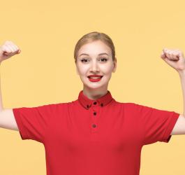 Kobieta w czerwonej koszulce na żółtym tle.