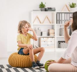 Chłopiec z zespołem Aspergera podczas terapii.