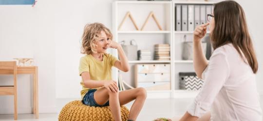 Chłopiec z zespołem Aspergera podczas terapii.