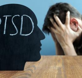 Zestresowany mężczyzna cierpi na PTSD.